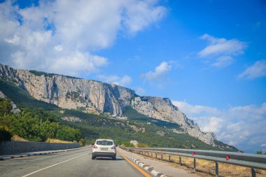 gündüz dağlarda yol görünümü, Kırım. Araç konseptiile seyahat 