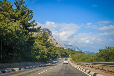 gündüz dağlarda yol görünümü, Kırım. Araç konseptiile seyahat 
