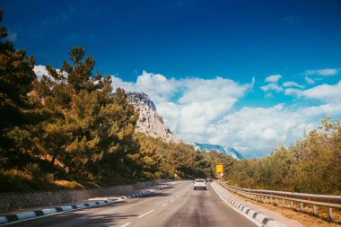 gündüz dağlarda yol görünümü, Kırım. Araç konseptiile seyahat 