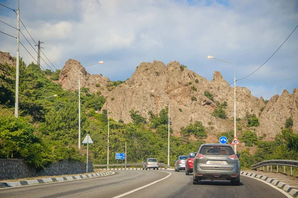 Vista Carretera Las Montañas Durante Día Crimea Viajar Coche Concepto — Foto de Stock