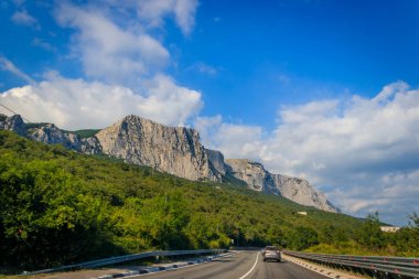 gündüz dağlarda yol görünümü, Kırım. Araç konseptiile seyahat 