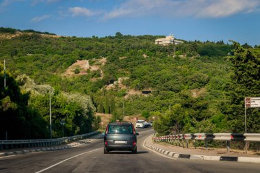 gündüz dağlarda yol görünümü, Kırım. Araç konseptiile seyahat 