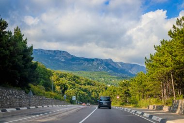 gündüz dağlarda yol görünümü, Kırım. Araç konseptiile seyahat 