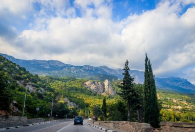 gündüz dağlarda yol görünümü, Kırım. Araç konseptiile seyahat 