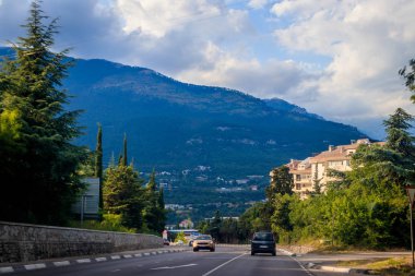 gündüz dağlarda yol görünümü, Kırım. Araç konseptiile seyahat 