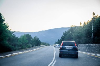 gündüz dağlarda yol görünümü, Kırım. Araç konseptiile seyahat 