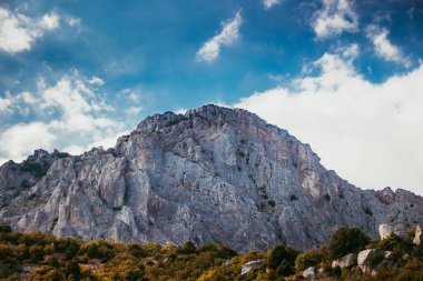 Gündüz dağları ile doğa manzara, Kırım