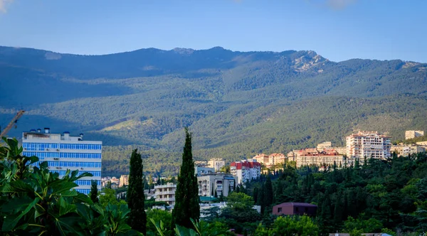 Naturlandschaft Mit Stadt Auf Bergkulisse Krim — Stockfoto