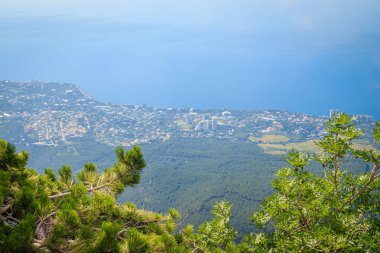 Kırım'daki Ai-Petri dağının tepesinden sihirli manzara
