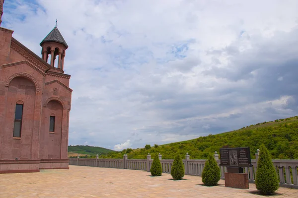 Templo armenio en Rusia. Fe en Dios. Templo de piedra roja. Templo armenio en Anapa. Edificios y arquitectura. Lugar público — Foto de Stock