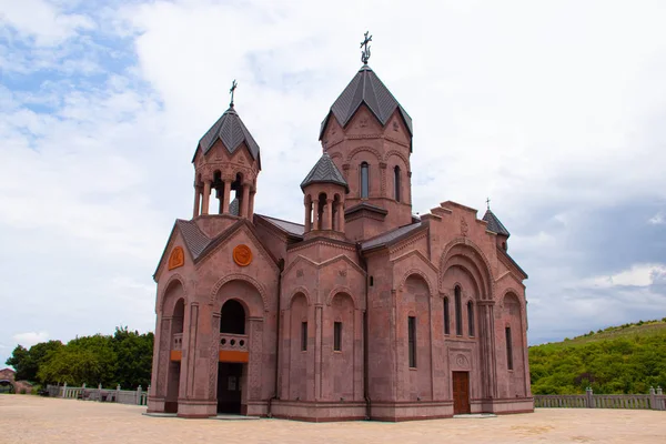 Templo armenio en Rusia. Fe en Dios. Templo de piedra roja. Templo armenio en Anapa. Edificios y arquitectura. Lugar público — Foto de Stock