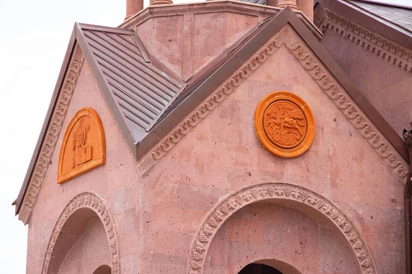 Templo armenio en Rusia. Fe en Dios. Templo de piedra roja. Templo armenio en Anapa. Edificios y arquitectura. Lugar público — Foto de Stock