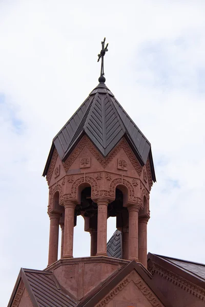 Templo armenio en Rusia. Fe en Dios. Templo de piedra roja. Templo armenio en Anapa. Edificios y arquitectura. Lugar público — Foto de Stock