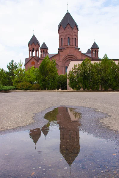 Templo armenio en Rusia. Fe en Dios. Templo de piedra roja. Templo armenio en Anapa. Edificios y arquitectura. Lugar público — Foto de Stock
