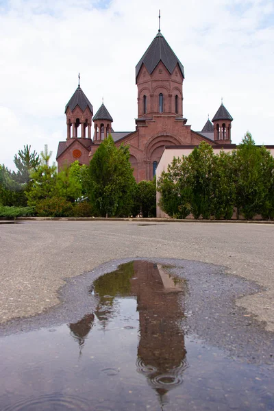 Templo armenio en Rusia. Fe en Dios. Templo de piedra roja. Templo armenio en Anapa. Edificios y arquitectura. Lugar público — Foto de Stock