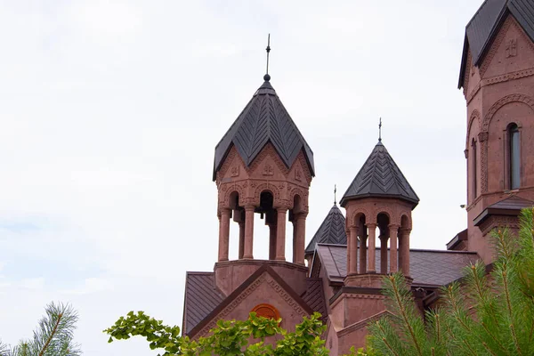 Temple arménien en Russie. La foi en Dieu. Temple de pierre rouge. Temple arménien à Anapa. Bâtiments et architecture. Lieu public — Photo