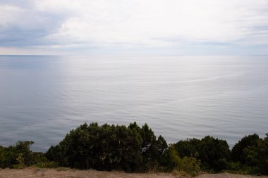 Bulutlu gökyüzü arka plan üzerinde sakin deniz, Anapa ilçe, Sukko, Rusya