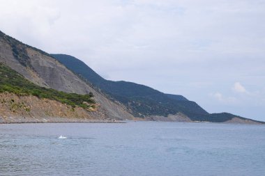 Bulutlu gökyüzü arka plan üzerinde sakin deniz, Anapa ilçe, Sukko, Rusya