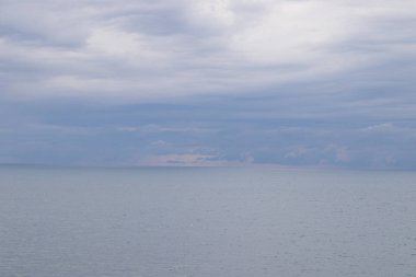 Bulutlu gökyüzü arka plan üzerinde sakin deniz, Anapa ilçe, Sukko, Rusya