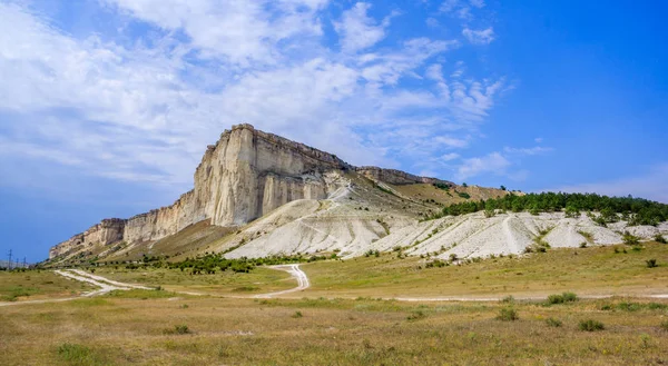 Yaz sezonunda beyaz kaya dağı, Kırım