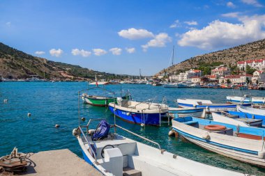 Güneşli havalarda Balaklava koyu, yaz sezonunda Kırım