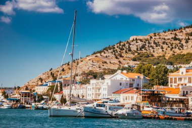 Güneşli havalarda Balaklava koyu, yaz sezonunda Kırım