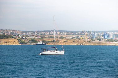 Güneşli havada Sivastopol Körfezi, Kırım
