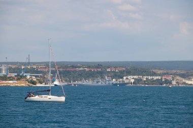 Güneşli havada Sivastopol Körfezi, Kırım