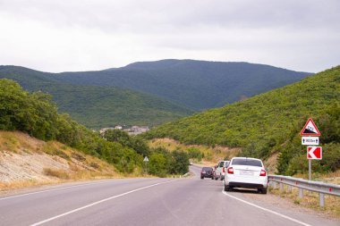 Rusya, Sukko - 10 Temmuz 2019: Dağlarda otoyol, Anapsky bölgesi, araba konsepti ile seyahat