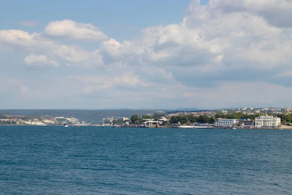 Güneşli havada Sivastopol Körfezi, Kırım
