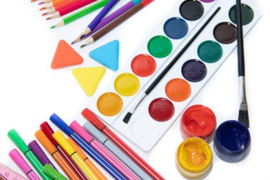 Okula geri dön. Öğretim yılına hazırlanıyorum. Kırtasiye beyaz bir arka plan üzerinde izole. Parlak kırtasiye. Merhaba okul. Beyaz arka planda kırtasiye düzeni.