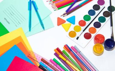 Okula geri dön. Öğretim yılına hazırlanıyorum. Kırtasiye beyaz bir arka plan üzerinde izole. Parlak kırtasiye. Merhaba okul. Beyaz arka planda kırtasiye düzeni.