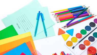 Okula geri dön. Öğretim yılına hazırlanıyorum. Kırtasiye beyaz bir arka plan üzerinde izole. Parlak kırtasiye. Merhaba okul. Beyaz arka planda kırtasiye düzeni.