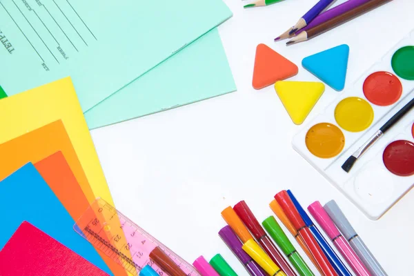 De vuelta a la escuela. Preparándose para el año escolar. Papelería aislada sobre fondo blanco. Papelería brillante. Hola escuela. Diseño de papelería sobre un fondo blanco . — Foto de Stock