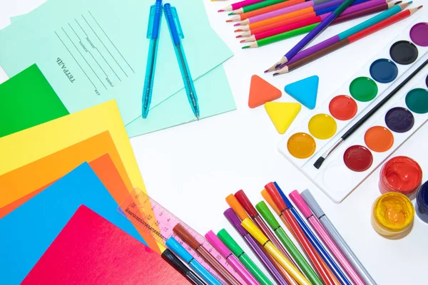 De vuelta a la escuela. Preparándose para el año escolar. Papelería aislada sobre fondo blanco. Papelería brillante. Hola escuela. Diseño de papelería sobre un fondo blanco . — Foto de Stock