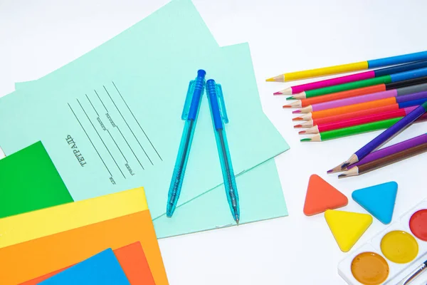 Je retourne à l'école. Se préparer pour l'année scolaire. Papeterie isolée sur fond blanc. Papeterie lumineuse. Bonjour l'école. Mise en page de papeterie sur fond blanc . — Photo