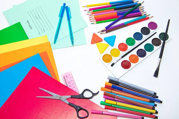 Back to school. Preparing for the school year. Stationery isolated on a white background. Bright stationery. Hello school. Stationery layout on a white background. — Stock Photo, Image