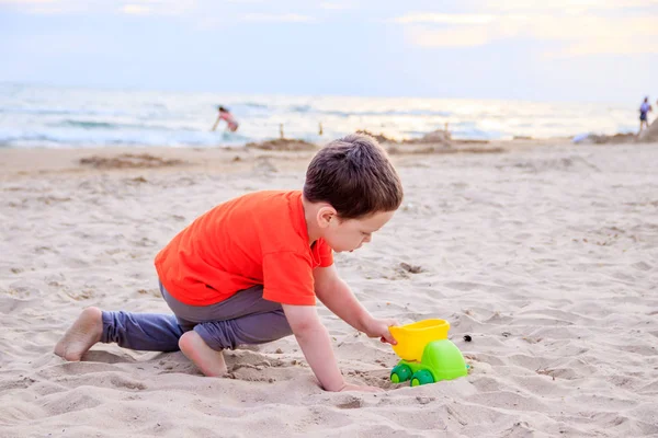 Ragazzino Che Gioca Con Macchina Giocattolo Plastica Sulla Spiaggia Sabbiosa — Foto Stock