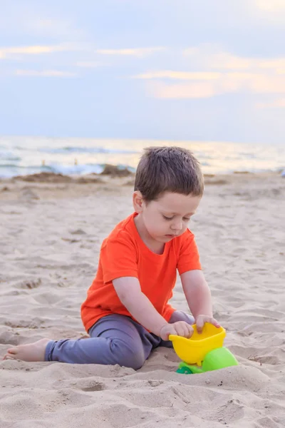 Menino Brincando Com Carro Brinquedo Plástico Praia Areia Durante Dia — Fotografia de Stock