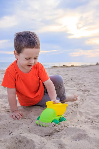 Ragazzino Che Gioca Con Macchina Giocattolo Plastica Sulla Spiaggia Sabbiosa — Foto Stock