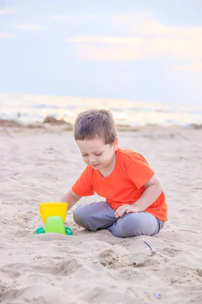 Malý Chlapec Hrající Plastovou Hračkou Písečné Pláži Dne — Stock fotografie