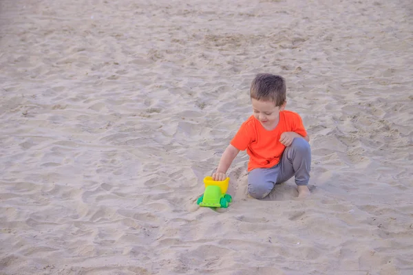 Ragazzino Che Gioca Con Macchina Giocattolo Plastica Sulla Spiaggia Sabbiosa — Foto Stock