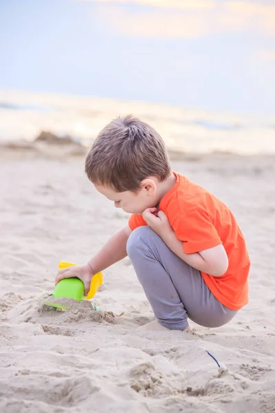 Ragazzino Che Gioca Con Macchina Giocattolo Plastica Sulla Spiaggia Sabbiosa — Foto Stock