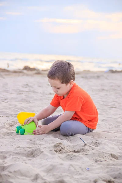 Ragazzino Che Gioca Con Macchina Giocattolo Plastica Sulla Spiaggia Sabbiosa — Foto Stock