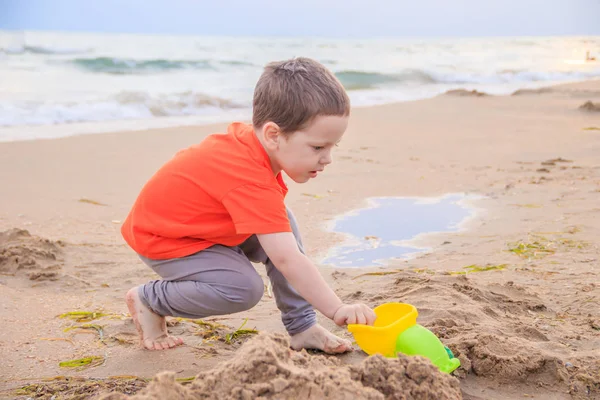 Ragazzino Che Gioca Con Macchina Giocattolo Plastica Sulla Spiaggia Sabbiosa — Foto Stock