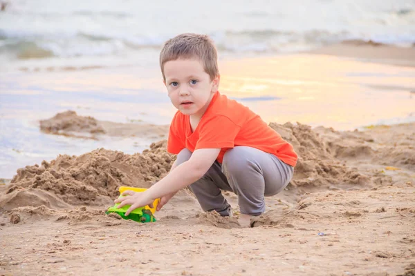 Ragazzino Che Gioca Con Macchina Giocattolo Plastica Sulla Spiaggia Sabbiosa — Foto Stock