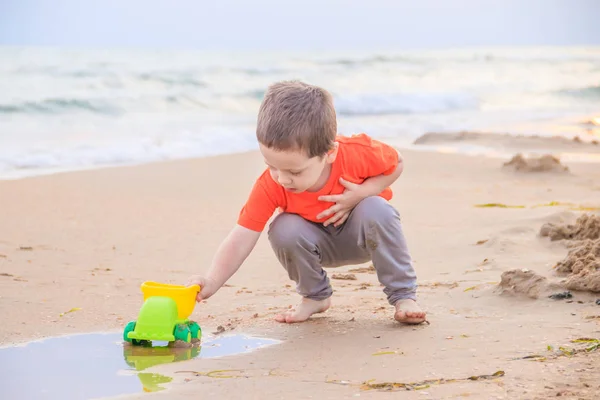 Ragazzino Che Gioca Con Macchina Giocattolo Plastica Sulla Spiaggia Sabbiosa — Foto Stock