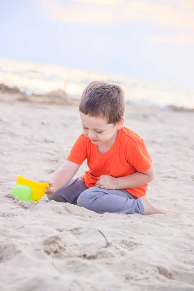 Ragazzino Che Gioca Con Macchina Giocattolo Plastica Sulla Spiaggia Sabbiosa — Foto Stock