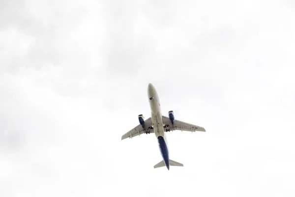Um avião voa pelo céu. Transporte aéreo. Transporte de passageiros no céu. .. Rússia, Anapa, 16 de julho de 2019 — Fotografia de Stock