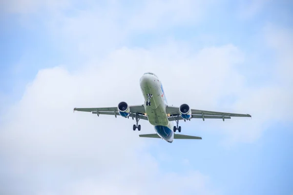 Um avião voa pelo céu. Transporte aéreo. Transporte de passageiros no céu. .. Rússia, Anapa, 16 de julho de 2019 — Fotografia de Stock